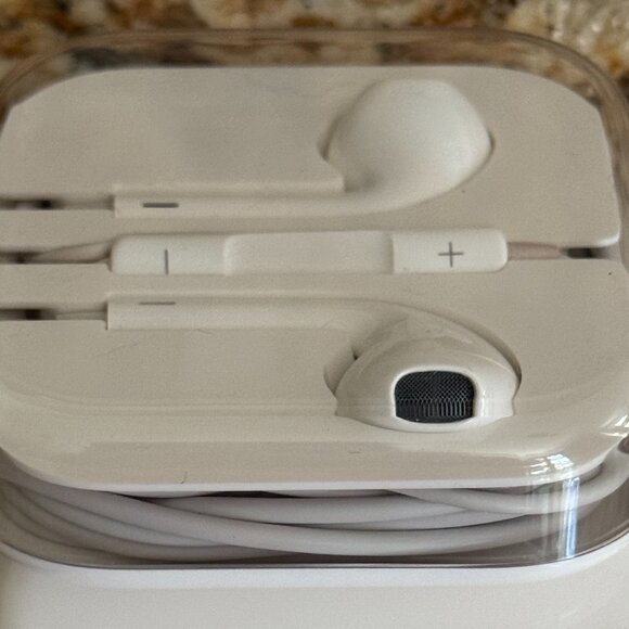 Apple Wired EarPods with 3.5mm Plug New without Tags - Picture 3 of 4